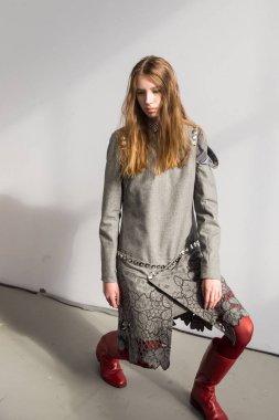 Muhteşem model backstage içinde poz