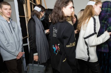 Mükemmel modele backstage içinde poz