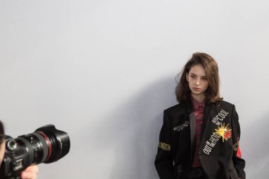 Muhteşem model backstage içinde poz