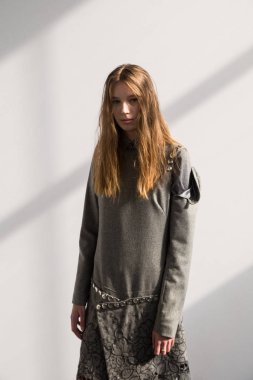 Muhteşem model backstage içinde poz