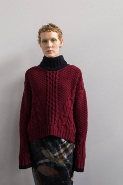 Muhteşem model backstage içinde poz