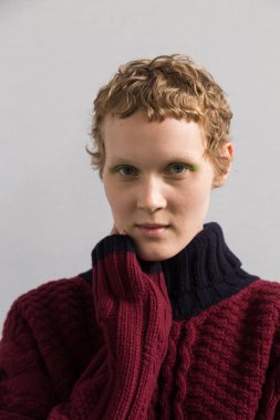 Muhteşem model backstage içinde poz
