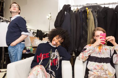 Muhteşem model backstage içinde poz