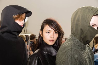 Mükemmel modele backstage içinde poz