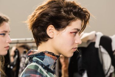 Muhteşem model backstage içinde poz