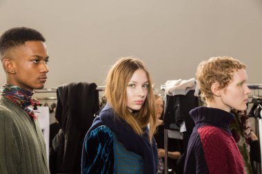 Mükemmel modele backstage içinde poz