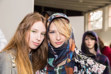 Mükemmel modele backstage içinde poz