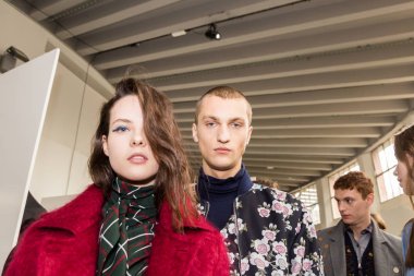 Mükemmel modele backstage içinde poz