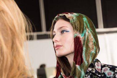 Muhteşem model backstage içinde poz