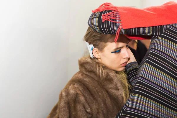 Prachtig model poseren in de backstage — Stockfoto