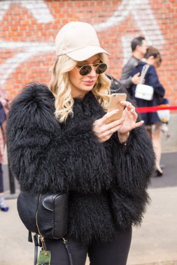 Milan kadın moda haftası sırasında poz moda kadın