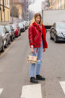 Milan kadın moda haftası sırasında poz moda kadın