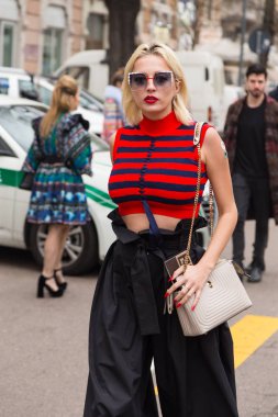 Milan kadın moda haftası sırasında poz moda kadın