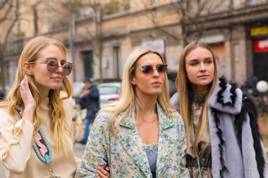 Milan kadın moda haftası sırasında poz moda kadın