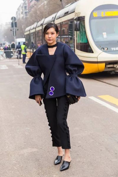 Fashionable woman posing during Milan Women's Fashion Week — Stock Photo, Image