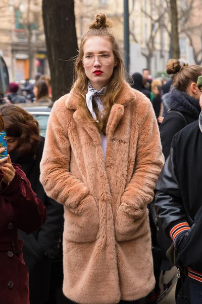 Donna alla moda in posa durante la settimana della moda femminile di Milano — Foto Stock