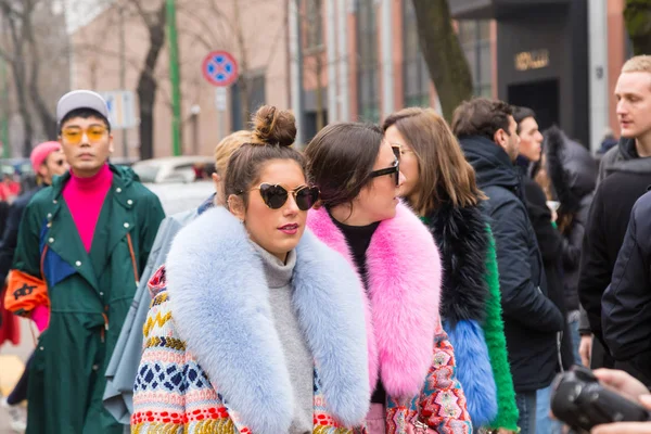Milan kadın moda haftası sırasında moda insanlar — Stok fotoğraf
