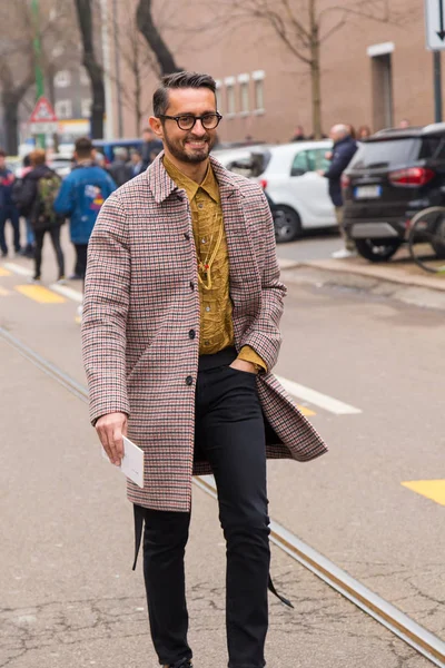 Fashionable man posing during Milan Women's Fashion Week — Stock Photo, Image