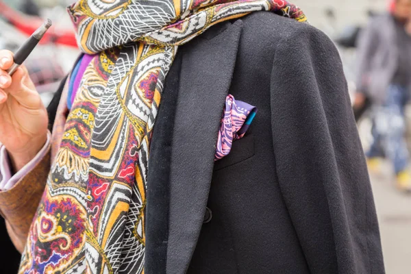 Detalhe de um homem na moda na Milan Women 's Fashion Week — Fotografia de Stock