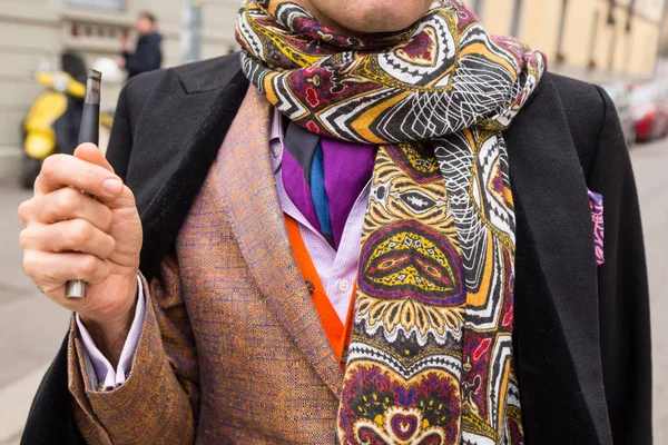 ミラノ女性のファッション ・ ウィークでファッショナブルな男の詳細 — ストック写真