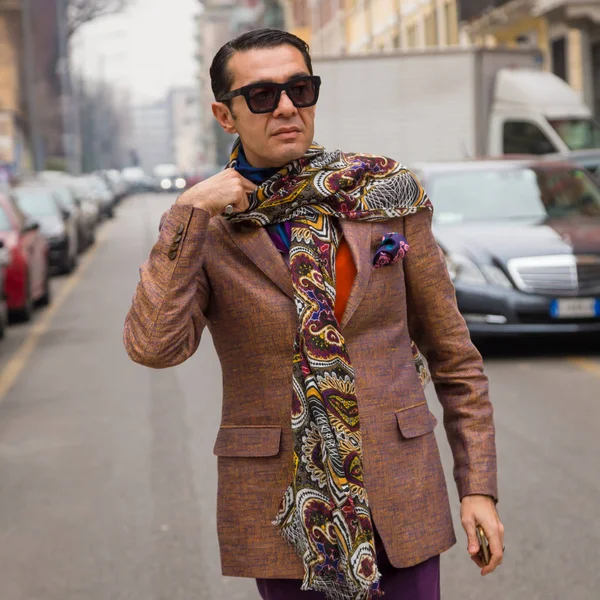 Homem elegante posando durante a Semana de Moda Feminina de Milão — Fotografia de Stock