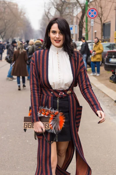 Fashionable woman posing during Milan Women's Fashion Week — Stock Photo, Image