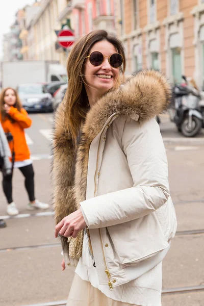 Femme à la mode posant pendant la Fashion Week de Milan — Photo