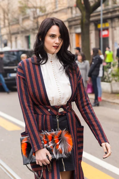 Mulher na moda posando durante a semana de moda feminina de Milão — Fotografia de Stock