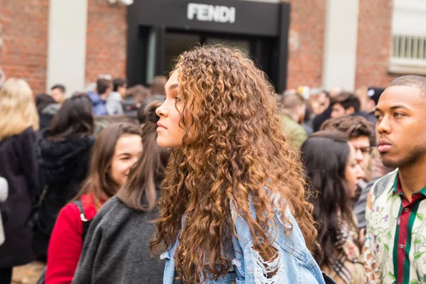 Mulher na moda no Milan Women 's Fashion Week — Fotografia de Stock