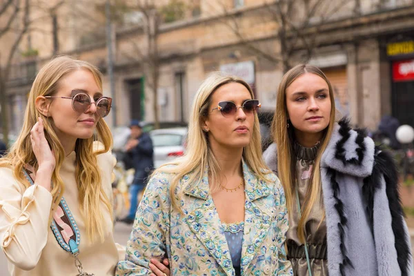 Donne alla moda in posa durante la settimana della moda femminile di Milano — Foto Stock