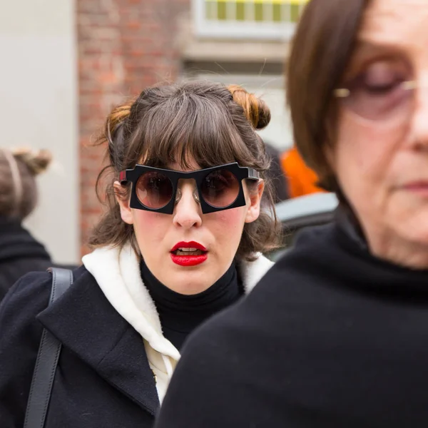 Mulher na moda posando durante a semana de moda feminina de Milão — Fotografia de Stock