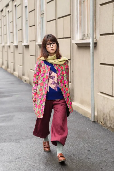 Fashionabla kvinna på modeveckan i Milano kvinnors — Stockfoto