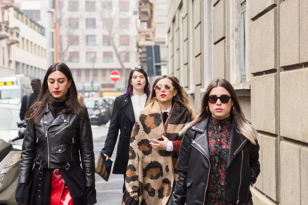 Μοντέρνες γυναίκες στην εβδομάδα μόδας του Μιλάνου γυναικών — Φωτογραφία Αρχείου