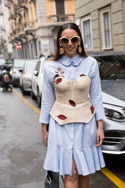 Mulher na moda no Milan Women 's Fashion Week — Fotografia de Stock