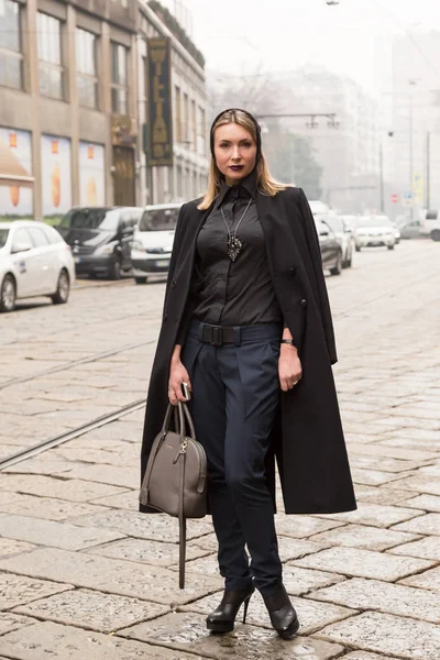 Mujer de moda en la Semana de la Moda Femenina de Milán — Foto de Stock