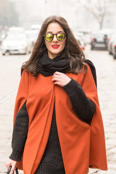 ミラノ女性のファッション ・ ウィークでファッショナブルな女性 — ストック写真