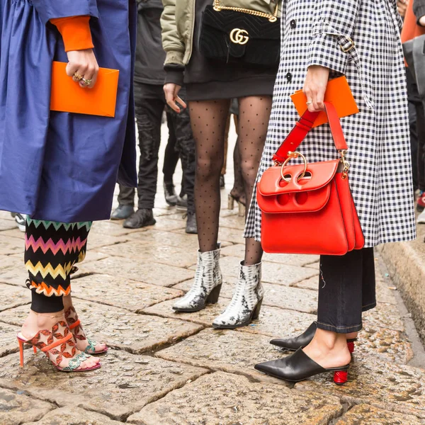 Mujeres de moda en la Semana de la Moda Femenina de Milán — Foto de Stock