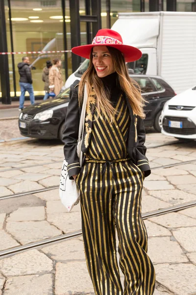 Модная женщина на Неделе моды в Милане Лицензионные Стоковые Фото