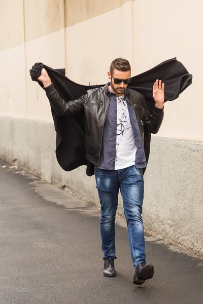 Hombre de moda en la Semana de la Moda Femenina de Milán — Foto de Stock