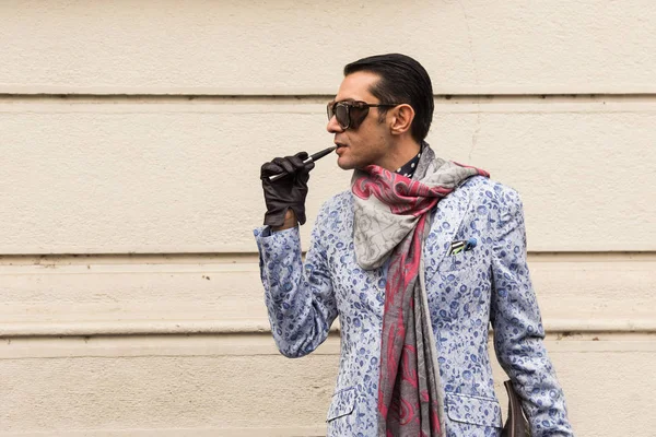 Homme à la mode à la Fashion Week de Milan — Photo