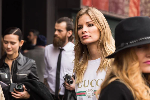 Femme à la mode à la Fashion Week de Milan — Photo