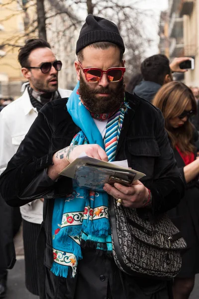 Hombre de moda en la Semana de la Moda Femenina de Milán —  Fotos de Stock