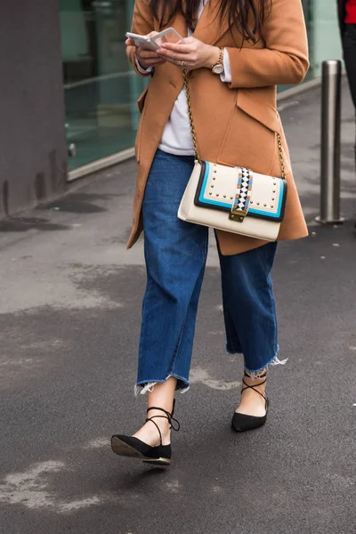 Detail van de tas bij vrouwen Milaan Fashion Week — Stockfoto