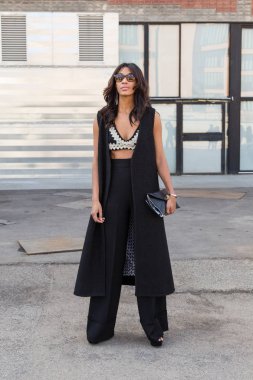 Şık kadın Miilan kadın moda haftası poz