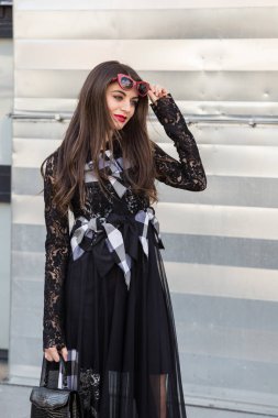 Şık kadın Miilan kadın moda haftası poz