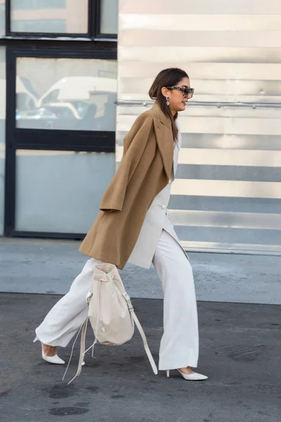 Femme à la mode posant à la Semaine de la mode des femmes Miilan — Photo