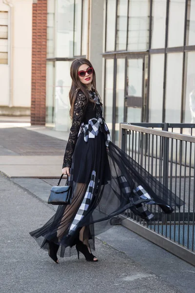 Femme à la mode posant à la Semaine de la mode des femmes Miilan — Photo