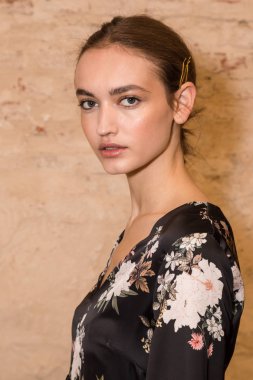 Backstage muhteşem modeli Cividini gösterisi