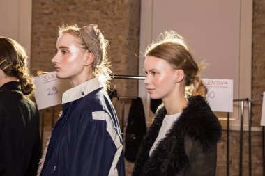 Backstage içinde mükemmel modele Cividini gösterisi