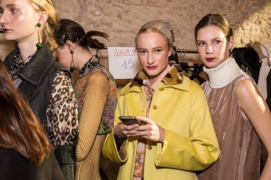 Backstage içinde mükemmel modele Cividini gösterisi